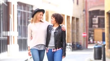 Çok ırklı eşcinsel çift Londra 'da yürüyor, konuşuyor ve eğleniyorlardı.