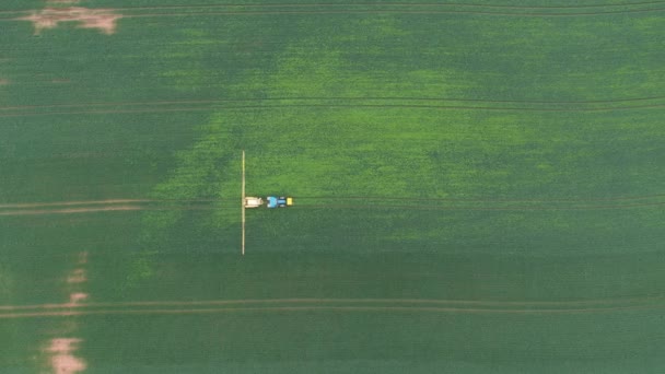 Vista aérea do pulverizador agrícola trator agrícola no campo — Vídeo de Stock