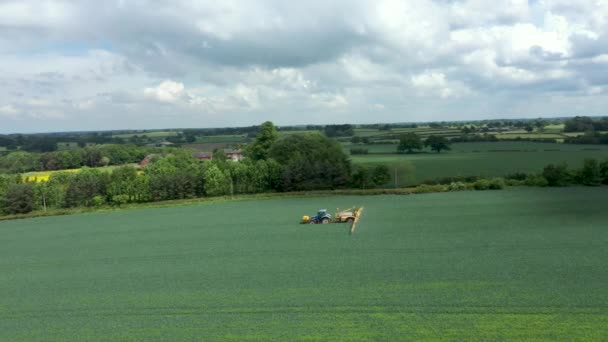 Zicht vanuit de lucht op landbouwtrekkers op het platteland — Stockvideo
