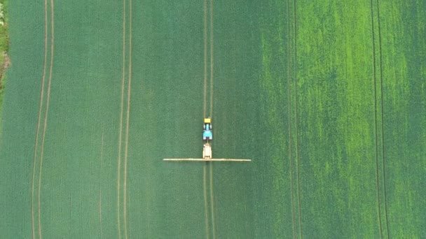 Zicht vanuit de lucht op landbouwtrekkers op het platteland — Stockvideo