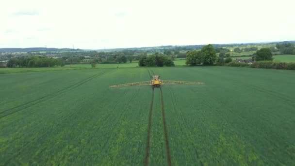 Vista aérea del rociador agrícola de tractores en el campo — Vídeo de stock