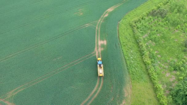 Vista aérea del rociador agrícola de tractores en el campo — Vídeo de stock