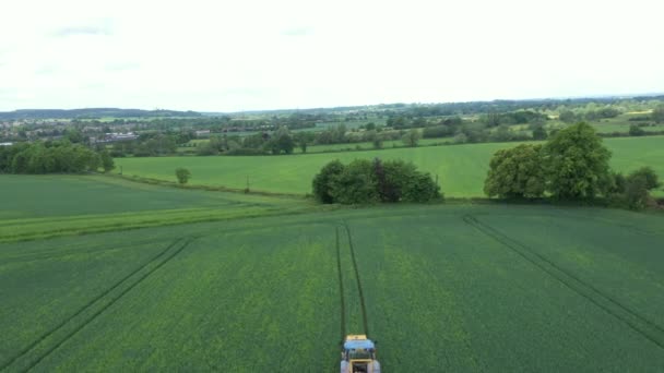 Vista aérea del rociador agrícola de tractores en el campo — Vídeo de stock