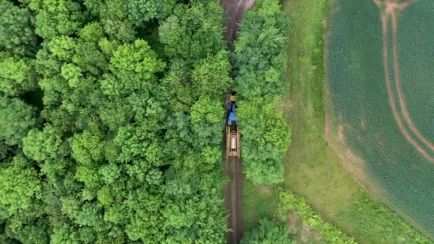 Vista aerea di agricoltura trattore coltura spruzzatore in campagna — Video Stock