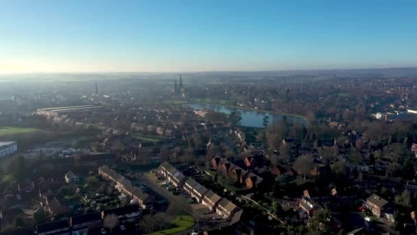Flygfoto över en stad med sin katedral och en sjö tidigt på morgonen — Stockvideo