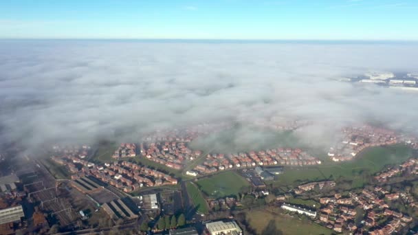 Sis ve bulutlarla kaplı bir yerleşim yerinin havadan görünüşü — Stok video
