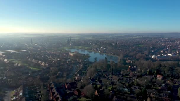 Widok z lotu ptaka na miasto z katedrą i jeziorem wczesnym rankiem — Wideo stockowe