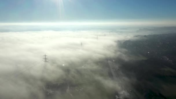 Vue aérienne du brouillard à la campagne recouvrant une autoroute — Video