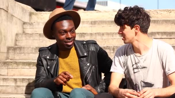 Freunde verschiedener Rassen treffen sich in London, reden und haben Spaß miteinander — Stockvideo