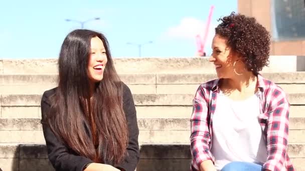 Multiraciale vrouwelijke vrienden ontmoeten elkaar in Londen, praten en plezier hebben samen — Stockvideo