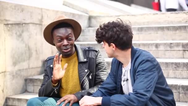 Çok ırklı erkek arkadaşlar Londra 'da buluşuyor, konuşuyor ve birlikte eğleniyorlar. — Stok video