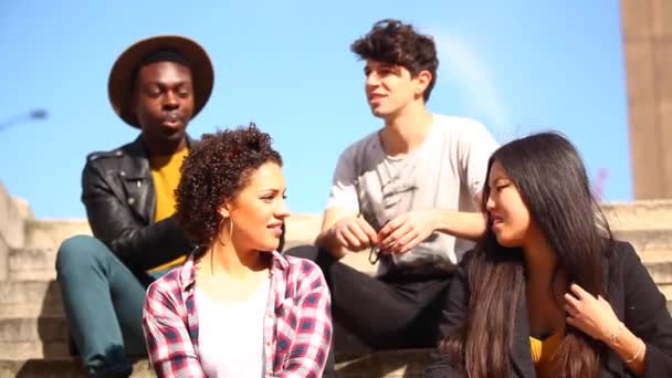 Kelompok multirasial dari teman-teman bertemu di London, berbicara dan bersenang-senang bersama — Stok Video