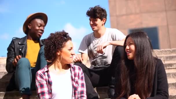 런던 에서 여러 인종으로 이루어진 친구들이 모여 이야기를 나누고 재미있게 놀고 있다 — 비디오