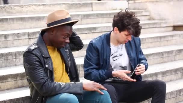 Multiraciale mannelijke vrienden ontmoeten elkaar in Londen, praten en plezier hebben samen — Stockvideo