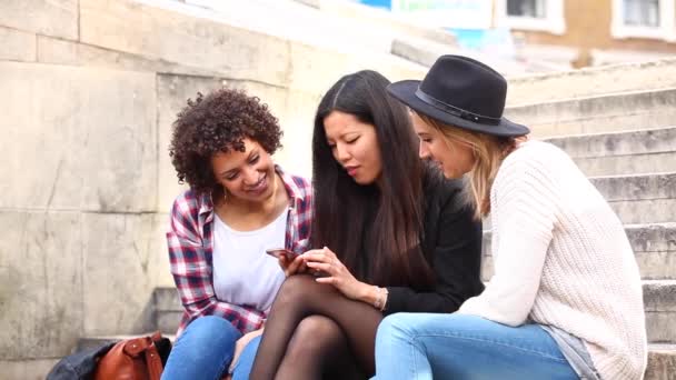 Multirassische Freundinnen treffen sich in London, reden und haben Spaß miteinander — Stockvideo