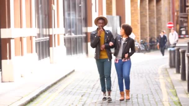 Casal multirracial caminhando abraçado em Londres, conversando e se divertindo togeth — Vídeo de Stock
