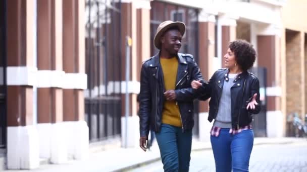 Pareja multirracial caminando abrazada en Londres, hablando y divirtiéndose togeth — Vídeo de stock