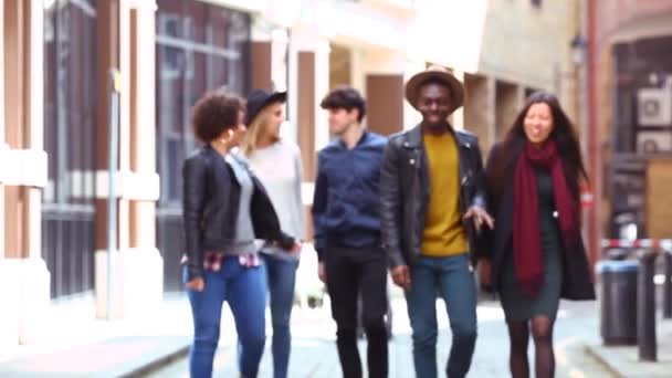 Multiraciale groep vrienden ontmoeten elkaar in Londen, praten en plezier hebben samen — Stockvideo