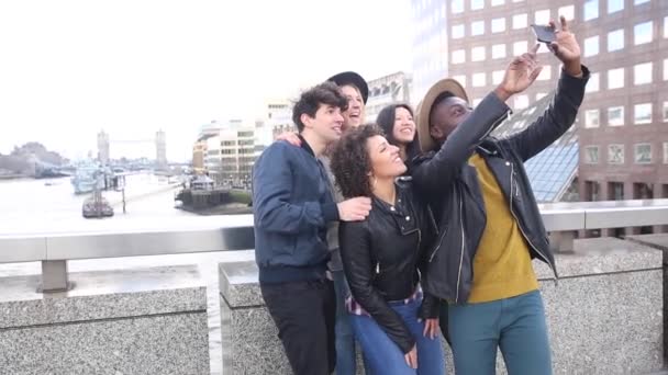 런던에서 함께 셀카를 하고 있는 여러 인종의 친구들 — 비디오