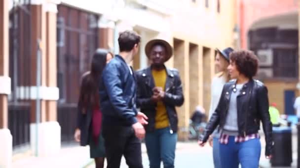 Multiraciale groep vrienden ontmoeten elkaar in Londen, praten en plezier hebben samen — Stockvideo