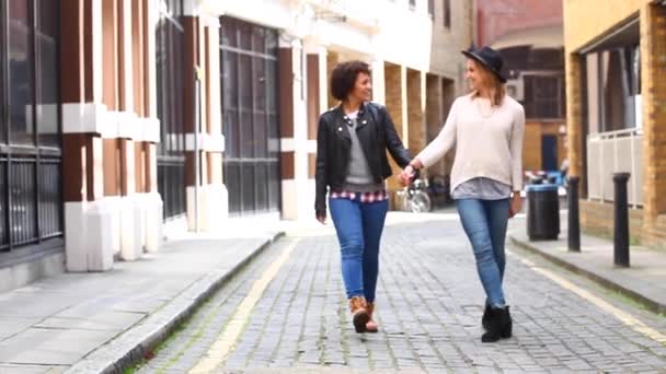 Pasangan gay multirasial berjalan berpelukan di London, berbicara dan bersenang-senang tog — Stok Video