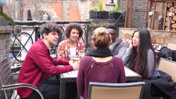 Fröhlich multirassische Gruppe von Freunden genießen zusammen trinken — Stockvideo