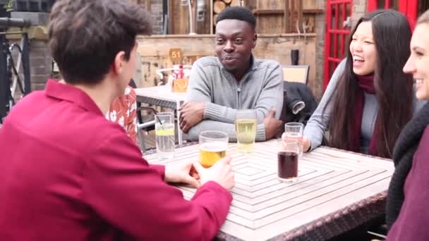 Feliz grupo multirracial de amigos disfrutando de la bebida juntos — Vídeos de Stock