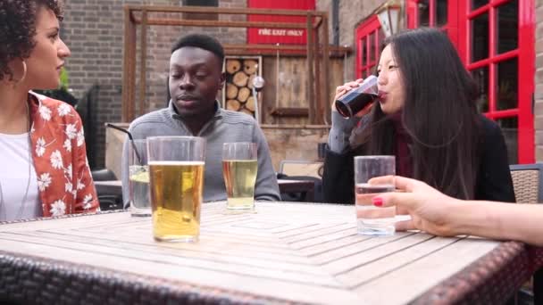 Fröhlich multirassische Gruppe von Freunden genießen zusammen trinken — Stockvideo