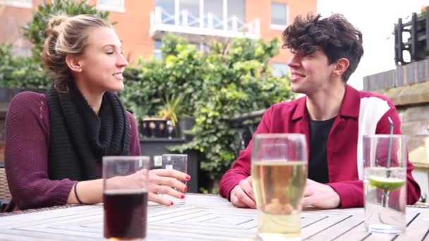 Szczęśliwy wielorasowy grupa przyjaciół korzystających drink razem — Wideo stockowe