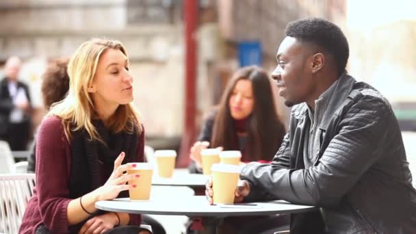 Autentisk bild av människor på ett café, möte, prata och använda telefoner — Stockvideo