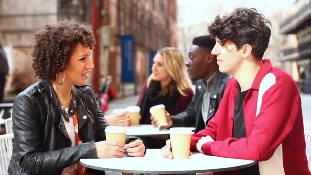 Authentische Aufnahmen von Menschen in einem Café, Treffen, Gesprächen und der Nutzung von Telefonen — Stockvideo