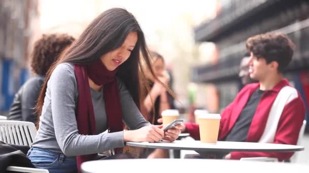 Hiteles felvétel emberekről egy kávézóban, találkozó, beszélgetés és telefonhasználat — Stock videók