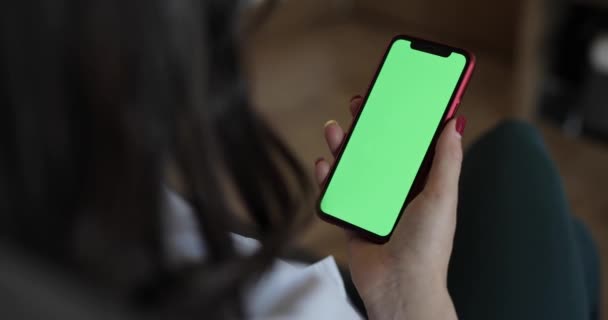 Женщина с помощью смартфона с зеленым экраном — стоковое видео