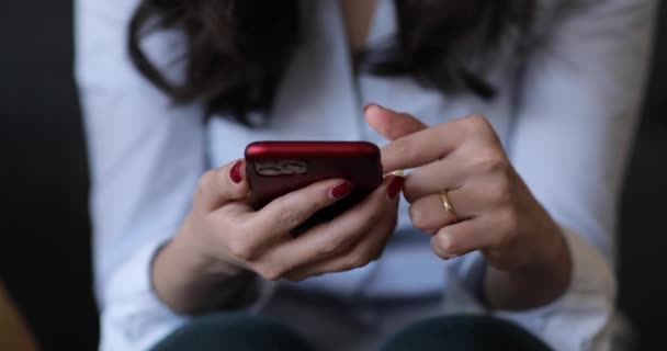 Imagine de aproape a unei femei folosind un telefon inteligent acasă — Videoclip de stoc
