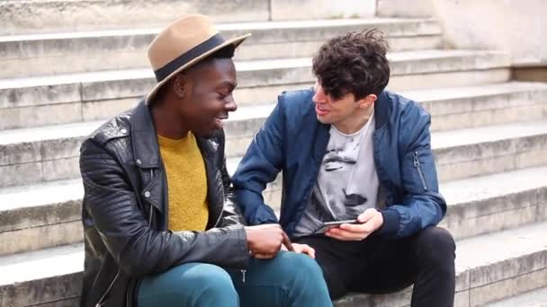 Multi-rasial teman laki-laki bertemu di London, berbicara dan bersenang-senang bersama — Stok Video