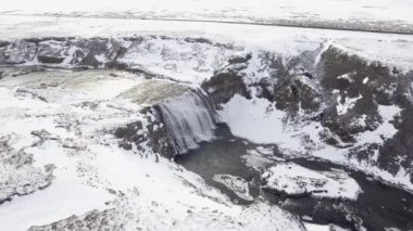 İzlanda 'da karlı ve güzel manzaralı bir şelale manzarası.