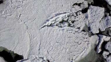 Suda yüzen buzdağıyla nehir ve göl manzarası.