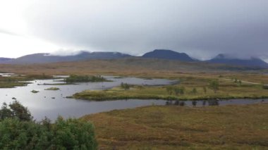 İskoçya 'da göl manzarası ve yeşil manzara