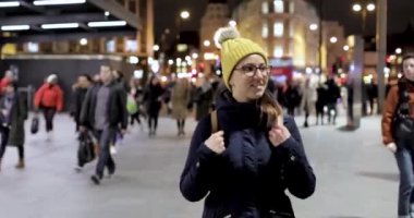 Londra 'da gece vakti şehirde yürüyen bir kadının otantik bir fotoğrafı.