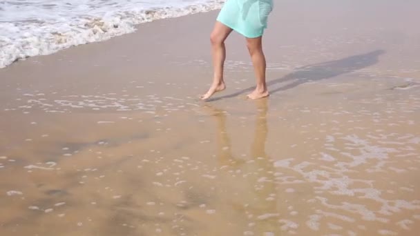 Vacker kvinna ensam vid havet promenader och stänk vatten i Fuerteventura — Stockvideo