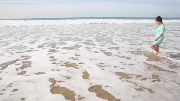 Hermosa mujer sola en la playa caminando y salpicando agua en Fuerteventura — Vídeos de Stock