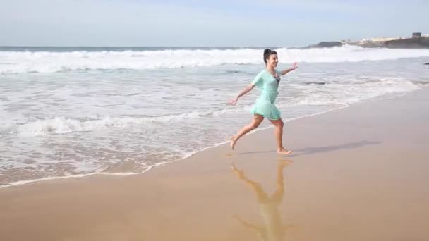 Vacker kvinna ensam vid havet promenader och stänk vatten i Fuerteventura — Stockvideo
