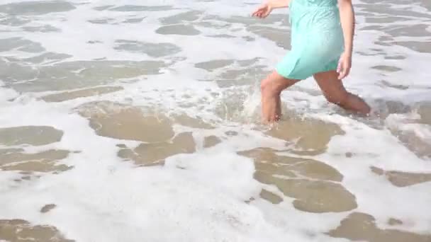 Mulher bonita sozinha à beira-mar andando e salpicando água em Fuerteventura — Vídeo de Stock