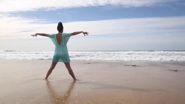 Hiteles felvétel nő egyedül a tengerparton szembe hullámok fröccsenő — Stock videók