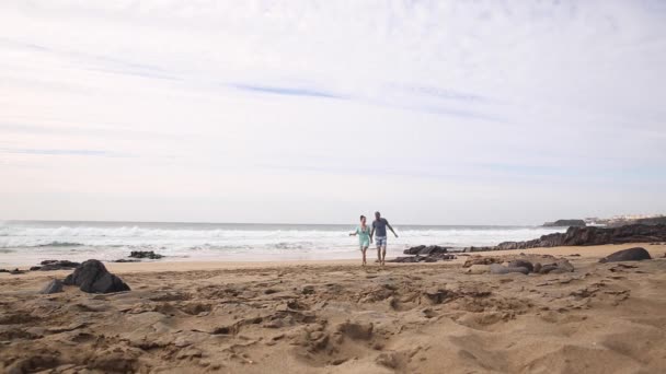 Ευτυχισμένο ζευγάρι ερωτευμένοι περνούν χρόνο μαζί στη θάλασσα στο Fuerteventura walki — Αρχείο Βίντεο