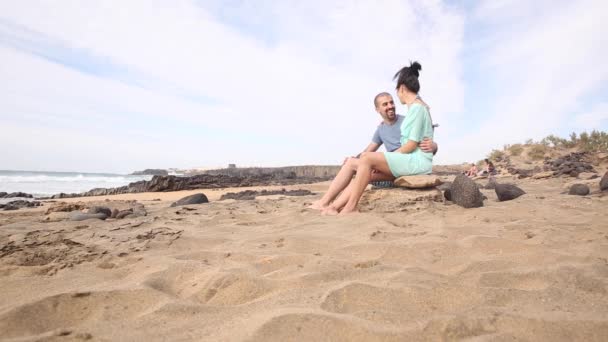 Auténtica toma de una joven pareja enamorada pasando tiempo juntos en la playa — Vídeos de Stock