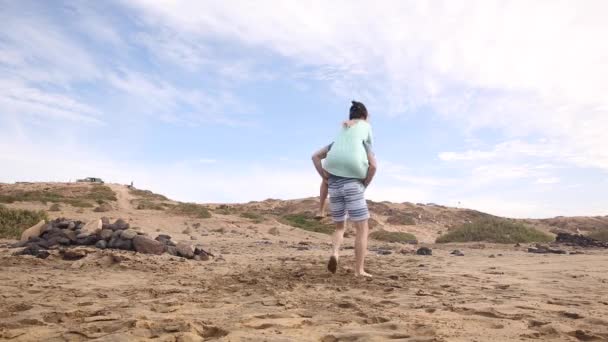 Authentieke shot van een jong gelukkig paar in de liefde hebben plezier en genieten van piggyb — Stockvideo