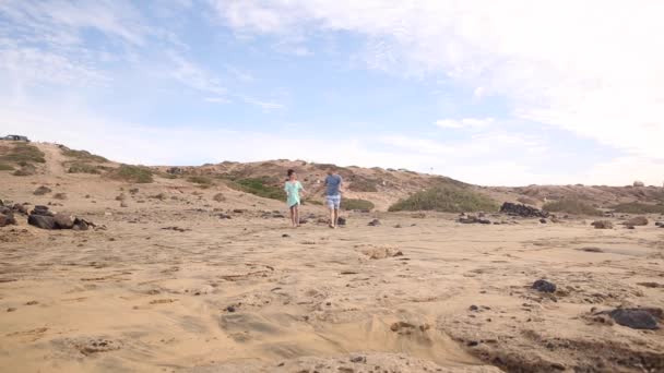 Lyckligt par förälskade tillbringa tid tillsammans vid havet i Fuerteventura walki — Stockvideo