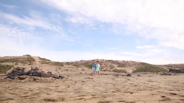 사랑하는 행복 한 부부 가후 에르 테 벤투라 왈 키의해 변에서 함께 시간을 보내는 모습 — 비디오