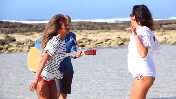 Ευτυχισμένοι φίλοι που παίζουν μουσική και χορεύουν στην παραλία — Αρχείο Βίντεο